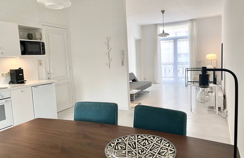 Brussels Apartment | White II: Family-Friendly Hotel Near Metro with Spa Access