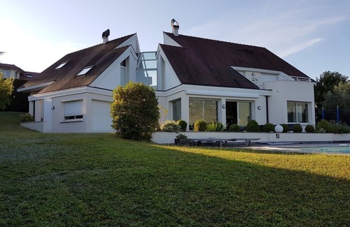 Merignac House | With its feet in the water, this superb contemporary villa