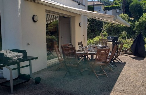 Merignac House | With its feet in the water, this superb contemporary villa