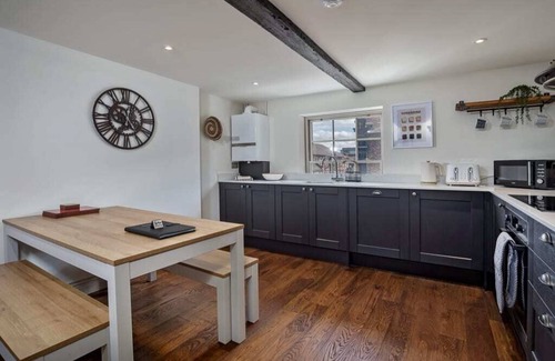 Sheffield City Centre Apartment | Historic City Centre Hotel with Parking & Family Amenities