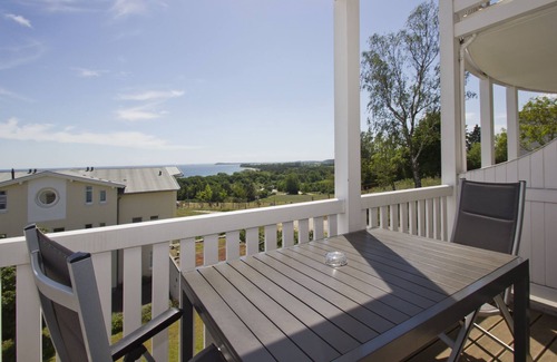 Gohren Apartment | Oceanfront Retreat with Balcony, Pool & Spa Access