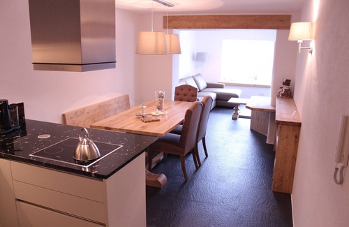 Mosern Apartment | Unforgettable Retreat with Panoramic Views of Tyrolean Peaks