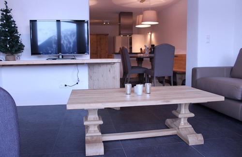 Mosern Apartment | Unforgettable Retreat with Panoramic Views of Tyrolean Peaks