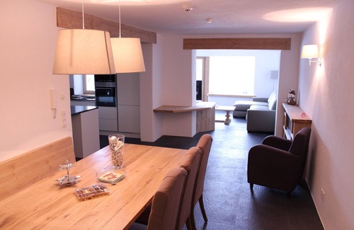 Mosern Apartment | Unforgettable Retreat with Panoramic Views of Tyrolean Peaks