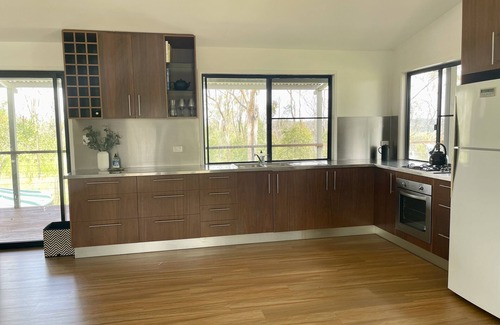 Wivenhoe Hill Cottage | Eco-Friendly Wivenhoe Hill Retreat with Ocean View & Breakfast