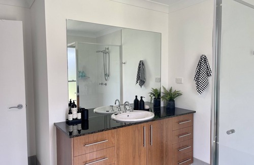 Wivenhoe Hill Cottage | Eco-Friendly Wivenhoe Hill Retreat with Ocean View & Breakfast