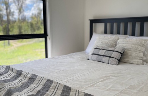 Wivenhoe Hill Cottage | Eco-Friendly Wivenhoe Hill Retreat with Ocean View & Breakfast