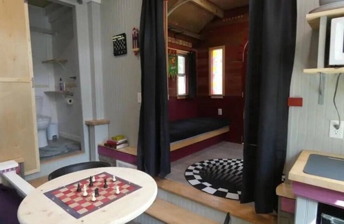 Rogers House | Family-Friendly Wizard's Roost with Kitchen & Breakfast