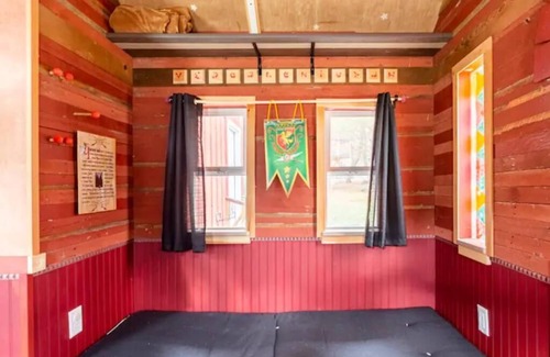 Rogers House | Family-Friendly Wizard's Roost with Kitchen & Breakfast
