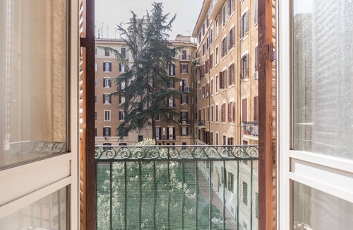 Vatican Apartment | Top-Rated WMR Apartment Steps from Vatican with Spa & Breakfast