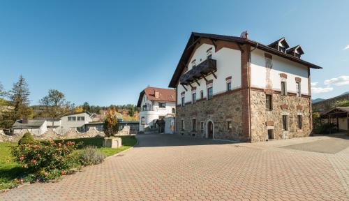 Sankt Michael in Obersteiermark Apartment | Top-Rated Workers Castle Apartments with Ocean View
