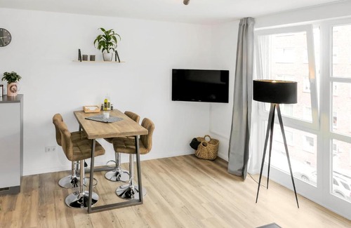 Mitte Apartment | Modern City Retreat with 24/7 Self Check-In & Ocean View