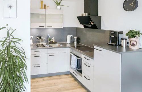 Mitte Apartment | Modern City Retreat with 24/7 Self Check-In & Ocean View