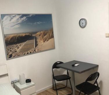 Neudorf-Sud Apartment | Comfortable Wohnen auf Zeit: Child-Friendly with Kitchen