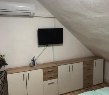 Neudorf-Sud Apartment | Comfortable Wohnen auf Zeit: Child-Friendly with Kitchen