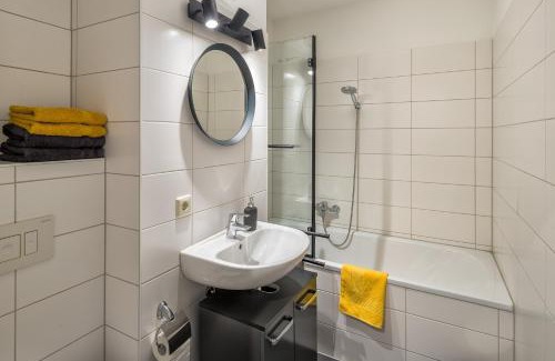 Friedrichstadt Apartment | Convenient Wohnperle Friedrich2: Family-Friendly Retreat