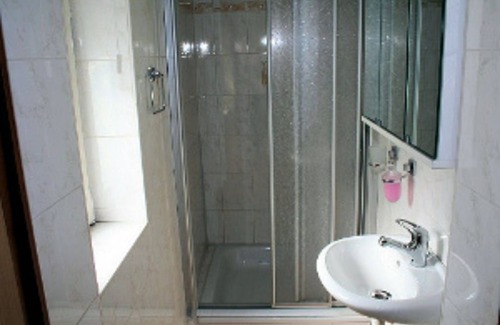 Fuerth Apartment | Inviting Wohnung 2 - Ground Floor with Pool & Pet Friendly
