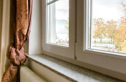 Steinbach am Attersee Apartment | Top-Rated Wohnung am See with Private Beach & Ocean Views