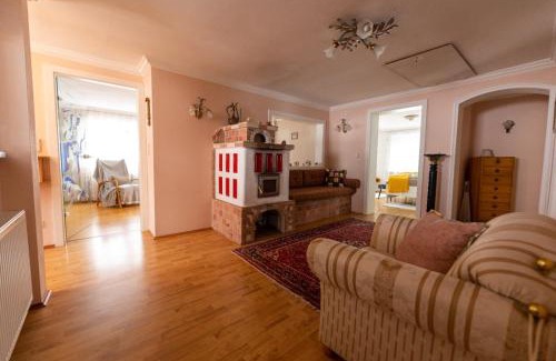 Laakirchen Apartment | Pet-Friendly Wohnung am Stadtrand for Family Getaways