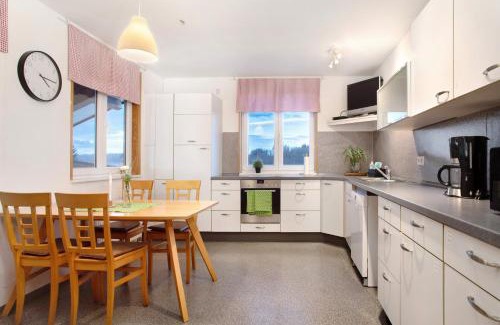 Meckenbeuren Apartment | Family-Friendly Wohnung beim Obsthof - Rated 9/10 by Guests