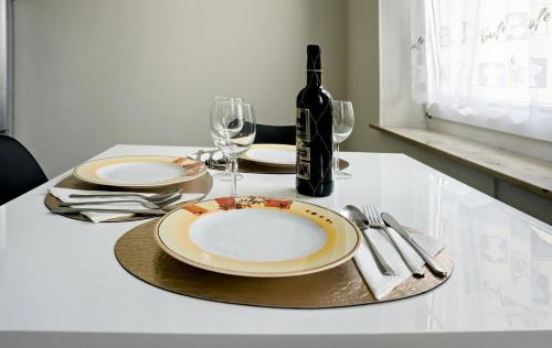 Solingen Apartment | Cozy Oceanfront Retreat for 1 to 3 Guests, Rated 9.1/10