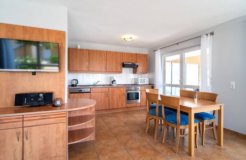 Leipheim Apartment | Cozy Lake View Retreat with Mediterranean Décor and Kitchen