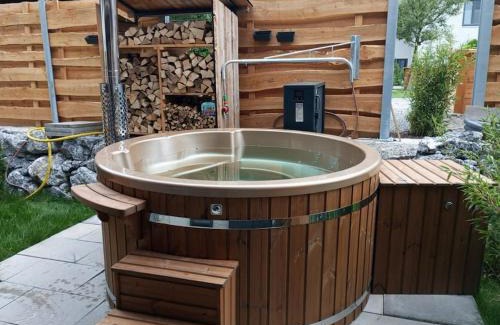 Flintsbach A. Inn Apartment | Wohnung Heuberg im Inntal mit Hot Tube - zentral & ruhig