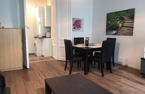 Funfhaus Apartment | Convenient Stay Near Schönbrunn - Family-Friendly Amenities