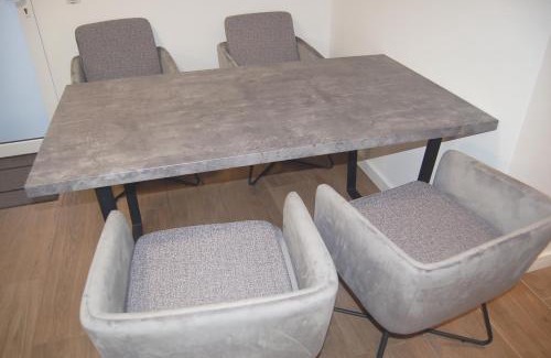 Meidling Apartment | Cozy City Apartment with Child-Friendly Amenities
