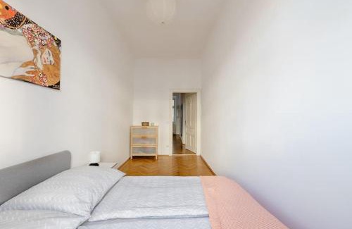Rudolfsheim-Funfhaus Apartment | Ideal Family Retreat Near Schönbrunn with Top Reviews