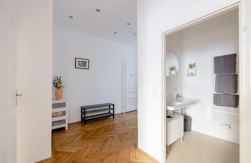 Rudolfsheim-Funfhaus Apartment | Ideal Family Retreat Near Schönbrunn with Top Reviews
