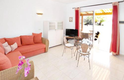 Chio Apartment | Modern Apartment with Terrace & Shared Pool for Families