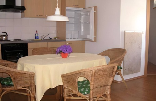 Bad Urach Apartment | Cozy Wohnung Schlossblick: Ideal for Couples with Kitchen