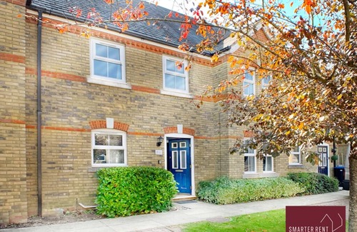 Knaphill House | Woking Hotel: Driveway Parking & Pet-Friendly Comfort