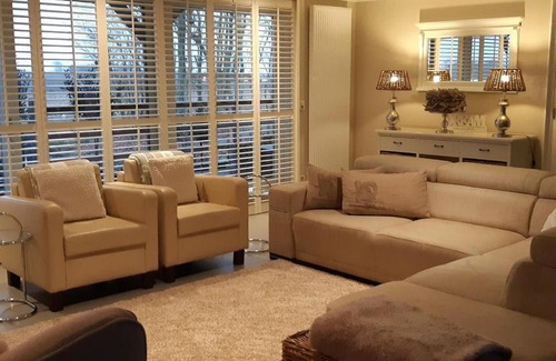 Paesens House | Wol Thus: Family-Friendly Retreat with Hot Tub & Accessibility