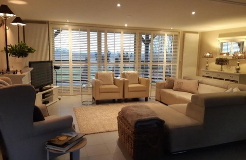 Paesens House | Wol Thus: Family-Friendly Retreat with Hot Tub & Accessibility