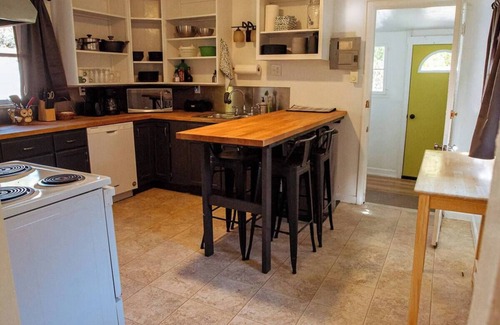 Wolf Creek House | Wolf Creek Cottage- Close to Missouri River