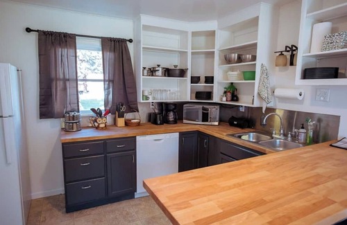 Wolf Creek House | Wolf Creek Cottage- Close to Missouri River