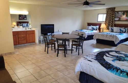 Sandusky South Hotel | Comfortable Stay at Wolf Inn Hotel with Pool & Restaurant