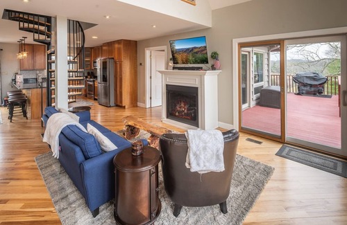 Fleetwood Ski Chalet | Wolf Ridge Chalet: 6BR Retreat with Hot Tub & Game Room
