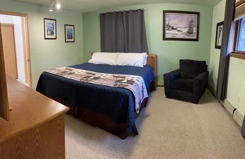Tok Cabin | Discover Wolf's Den: Private Bath, Pet-Friendly & Top Rated