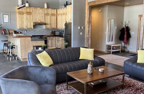 Winthrop House | Wolfcreek Lodge: Modern 3-Bed House by Ski Trail & River