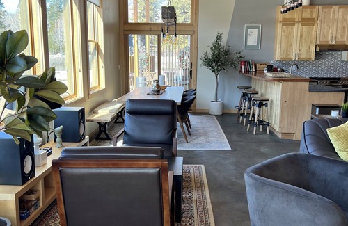 Winthrop House | Wolfcreek Lodge: Modern 3-Bed House by Ski Trail & River