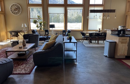 Winthrop House | Wolfcreek Lodge: Modern 3-Bed House by Ski Trail & River