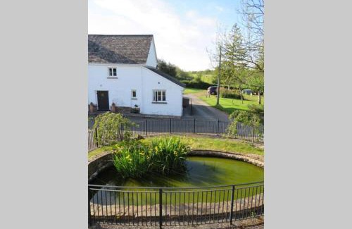 Worlington Apartment | Family-Friendly Stay at Wolfin Farm with a 9.7 Rating