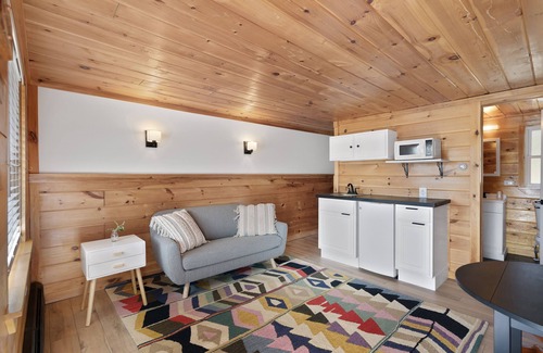 Wilmington Hotel | Experience Wolfjaw Lodge: Family-Friendly Retreat with Pool