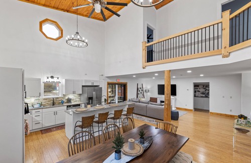 Wilmington Hotel | Experience Wolfjaw Lodge: Family-Friendly Retreat with Pool