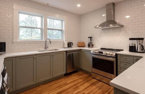Wolfville House | Wolfville Downtown near Acadia - Modern Suite with Parking