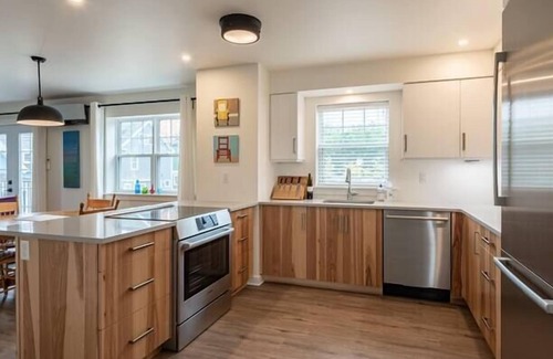 Wolfville House | Wolfville Fabulous Downtown Suite with Parking, AC, Laundry