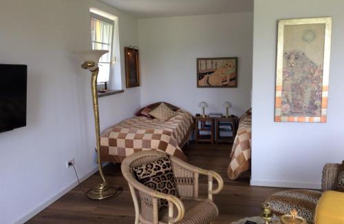 Arnsberg Apartment | Discover Wollmeiner's Lodge: Oceanfront Retreat with Pets